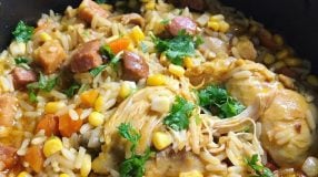 Arroz caipira com frango e milho