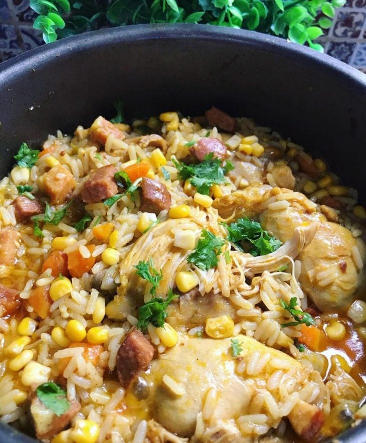 Arroz caipira com frango e milho