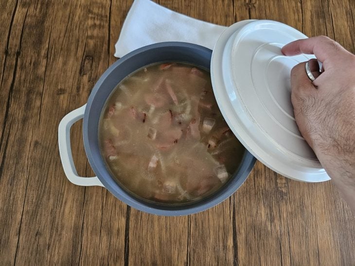 Água adicionada na panela com os outros ingredientes para cozinhar.