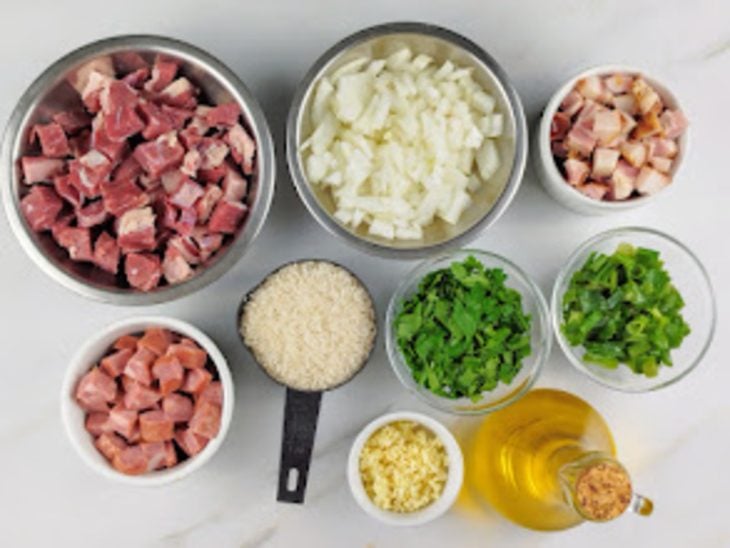 Bancada com ingredientes.