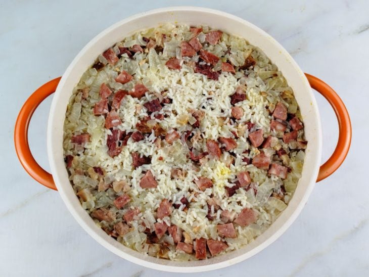 Uma panela com o arroz carreteiro ao ponto.