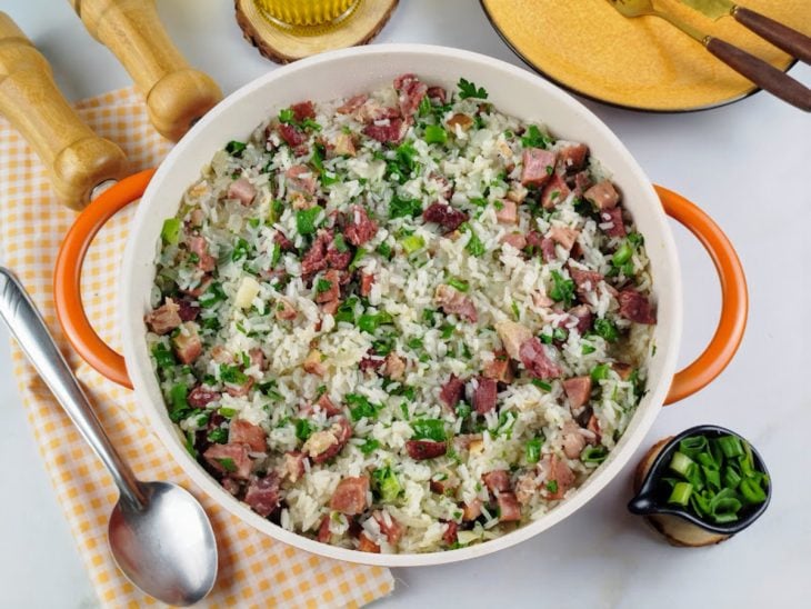 Panela com arroz carreteiro fácil.