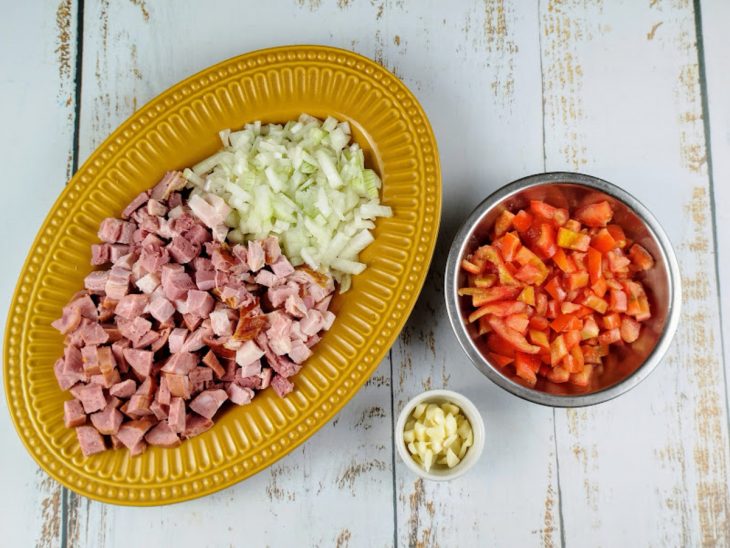 Ingredientes picados e reservados em recipientes distintos.