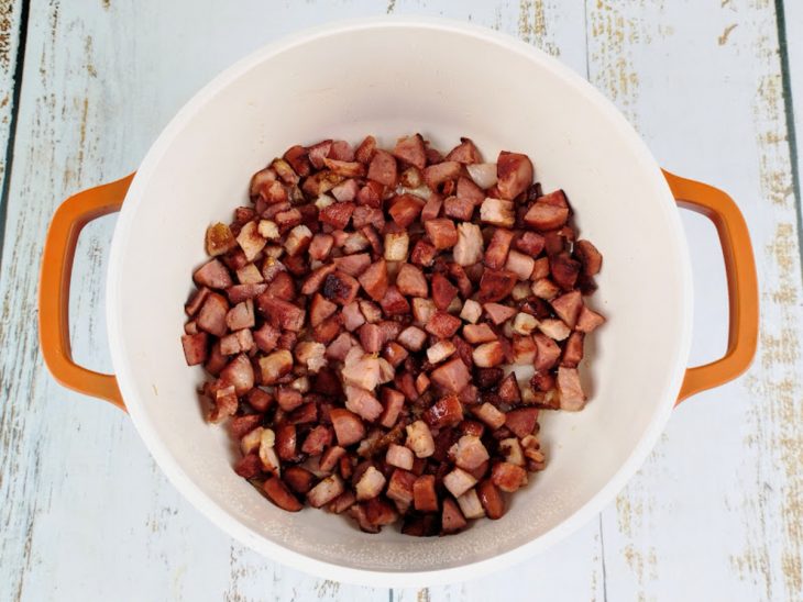 Bacon em cubos frito na panela.