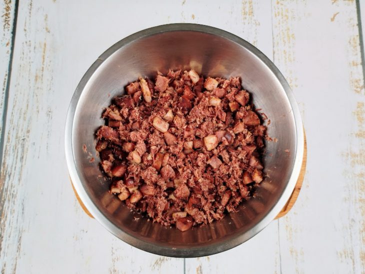 Carne seca em um recipiente.