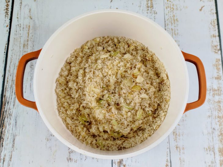 Arroz cru numa panela.