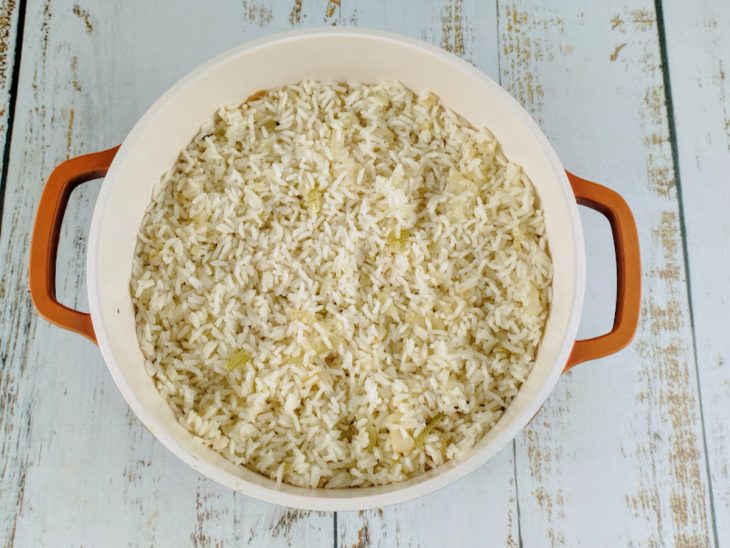 Arroz cozido na panela.