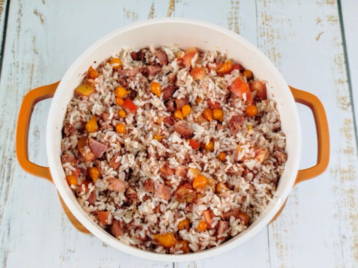 Ingredientes adicionados na panela de arroz.