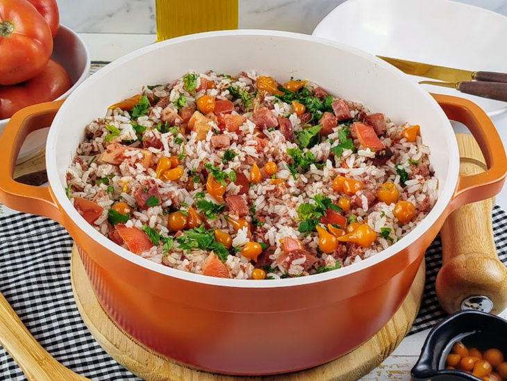 Arroz carreteiro pronto para consumo.