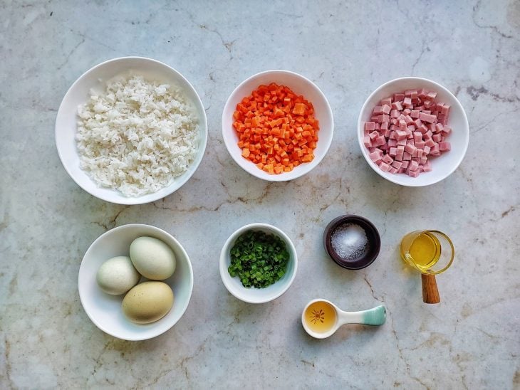 Ingredientes reunidos na bancada.