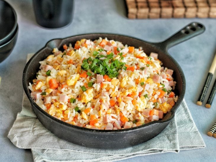 Arroz pronto e transferido para uma panela de ferro.