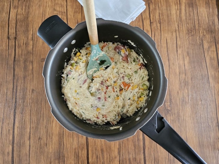 Arroz cremoso na panela de pressão.