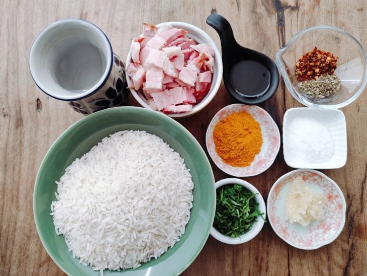 Uma bancada com os ingredientes.
