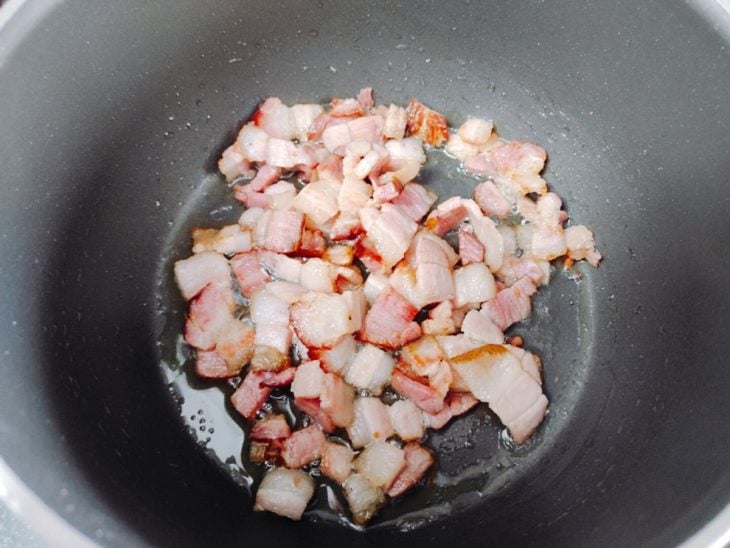 Uma panela com bacon.