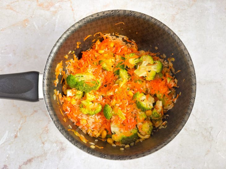 Arroz cru adicionado na panela.