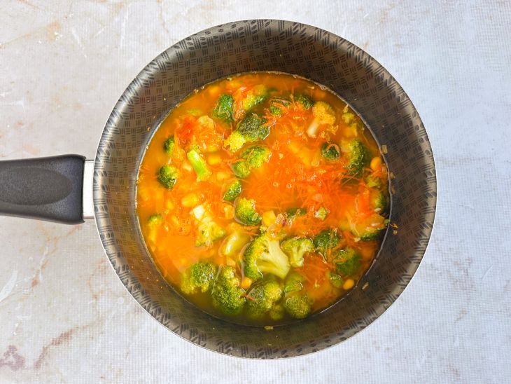 Água adicionada na panela.