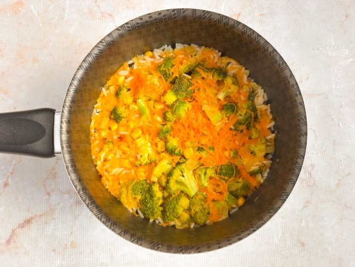 Arroz cozido na panela.