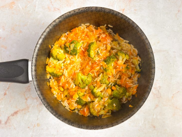 Arroz solto com um garfo.