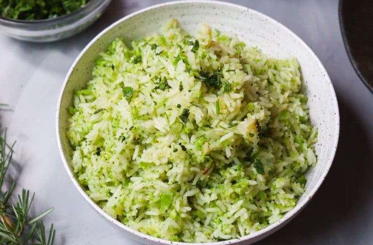 Arroz com brócolis e cheiro-verde