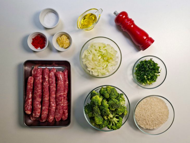 Ingredientes reunidos na bancada.