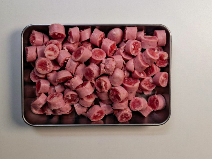 Linguiças cortadas em rodelas.