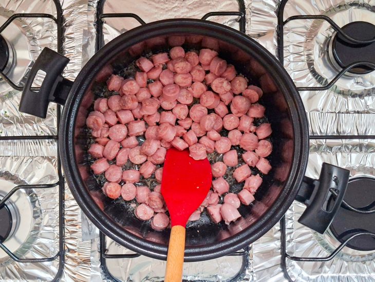 Rodelas de linguiça na panela.