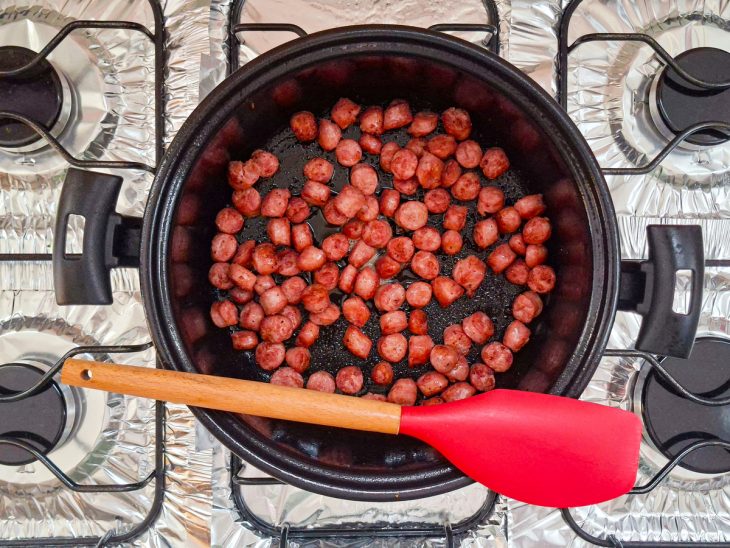 Linguiças douradas na panela.