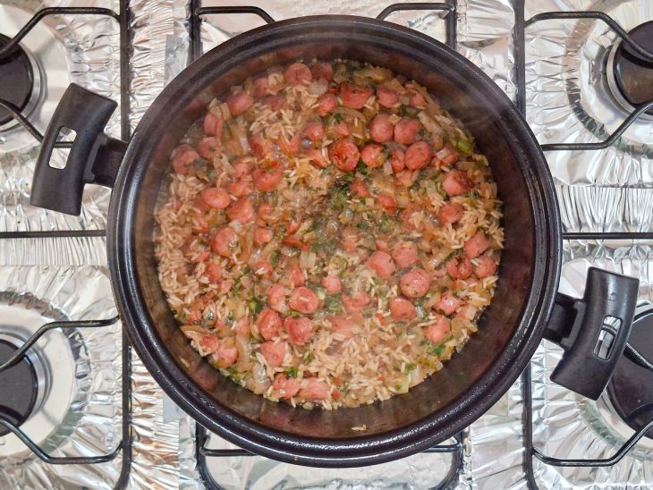 Outros temperos e água adicionados na panela.