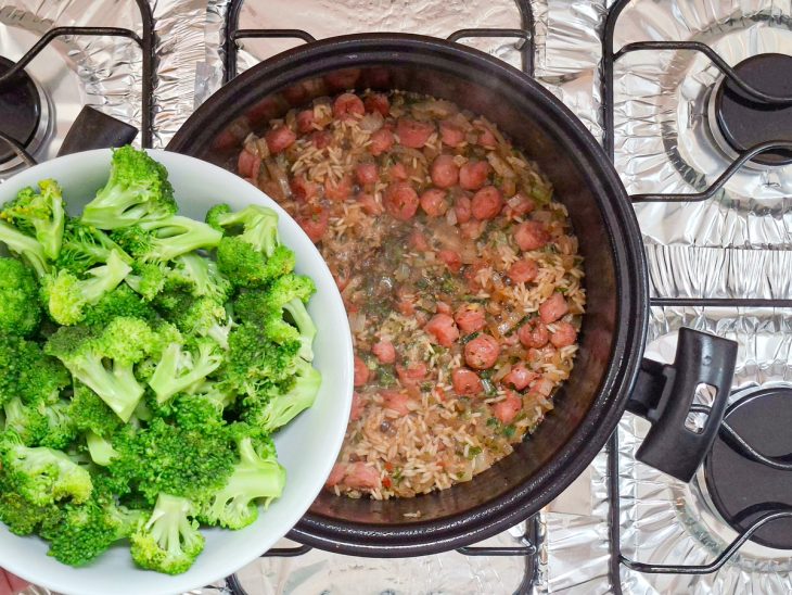 Brócolis sendo adicionado na panela.