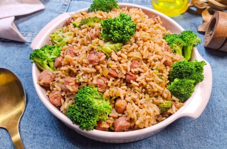 Arroz com brócolis e linguiça