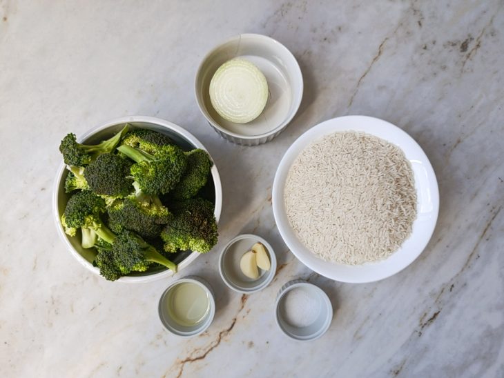 Ingredientes organizados na bancada com brócolis inteiro separado em flores e talos.