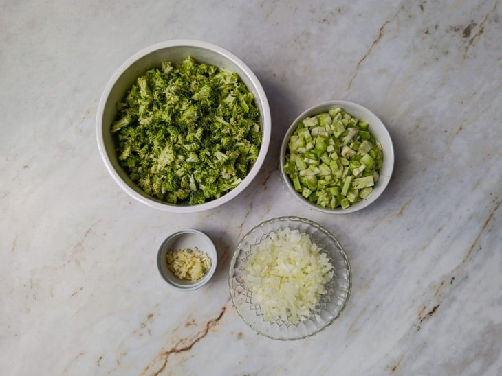 Brócolis picado com flores pequenas e talos cortados em pedaços menores.