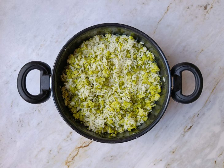 Caldo de brócolis despejado na panela para o cozimento do arroz.