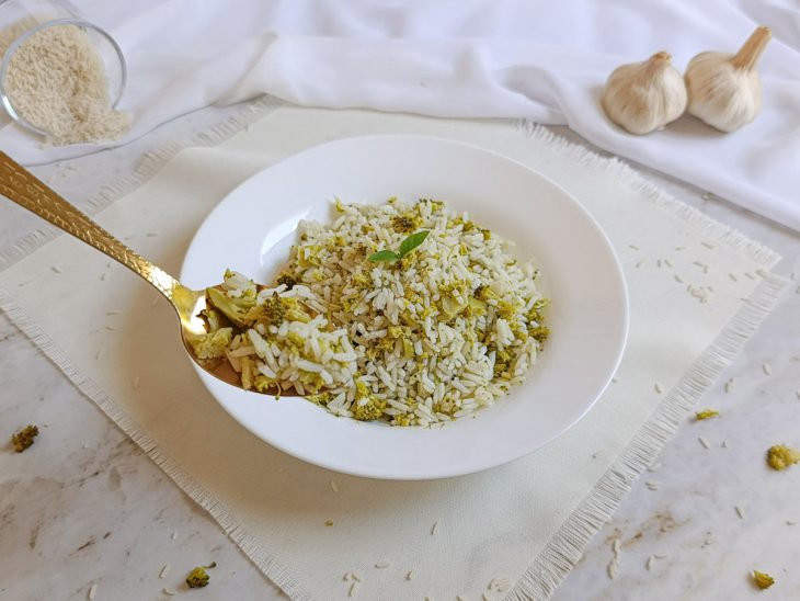 Arroz com brócolis cozido, soltinho e pronto para servir.