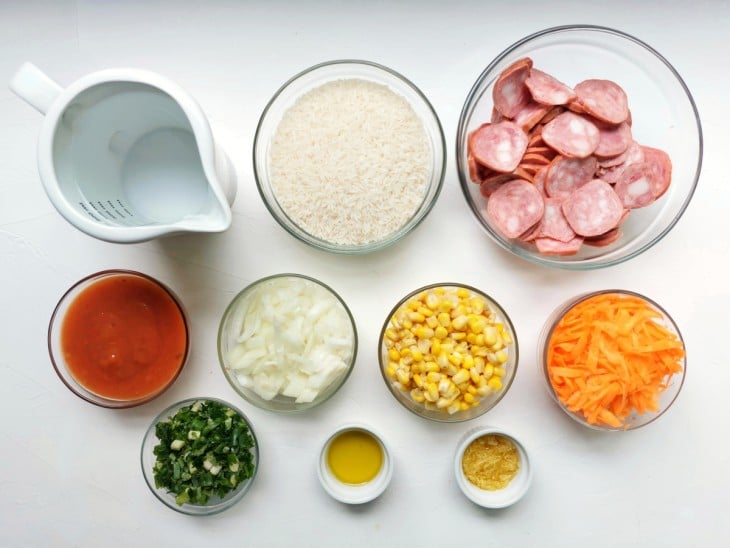 Ingredientes do arroz com calabresa na pressão reunidos.