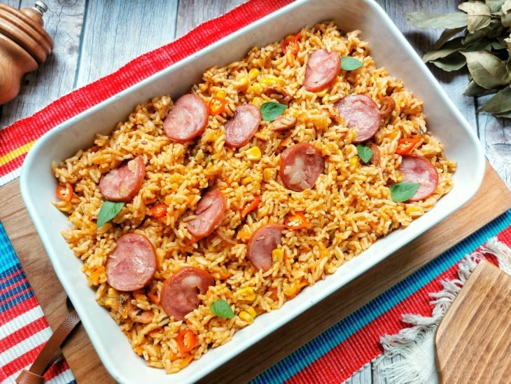 Travessa com arroz com calabresa na pressão fácil.