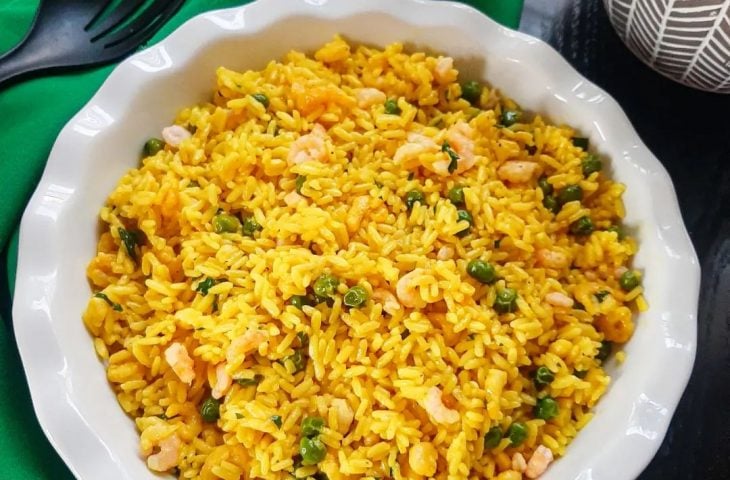 Arroz com camarão e ervilha