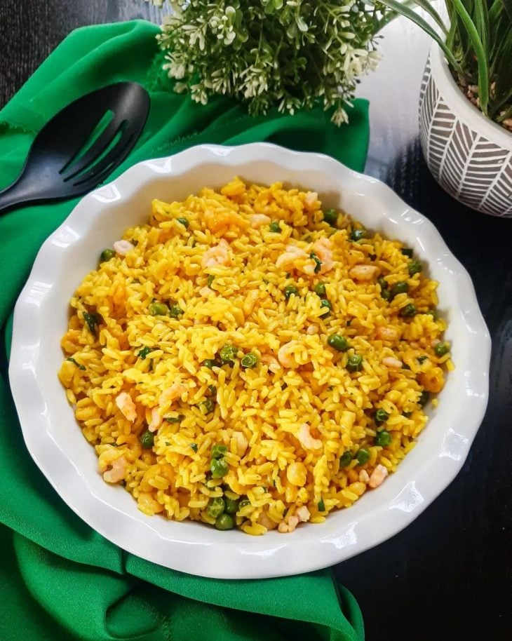 Arroz com camarão e ervilha