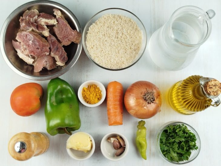 Ingredientes organizados na bancada com a carne de charque dessalgada.