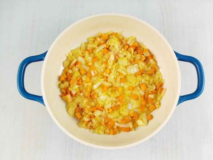 Cebola e cenoura refogadas até começarem a amolecer.