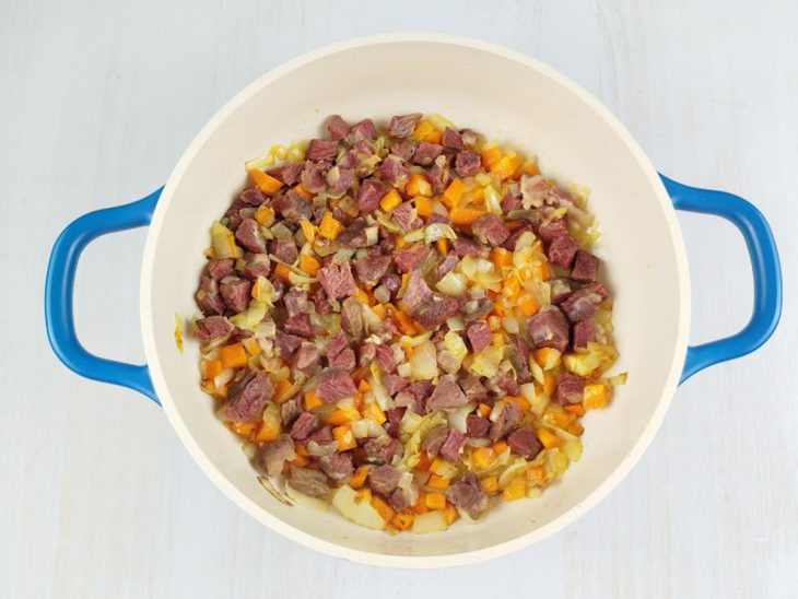 Charque refogando na panela até dourar levemente.