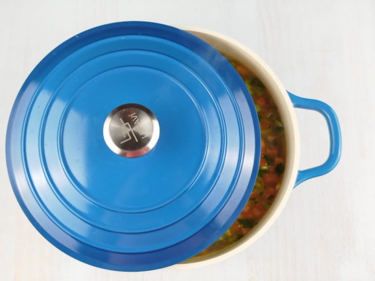 Água quente adicionada à panela para o cozimento do arroz.