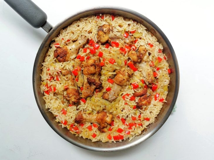 Uma panela contendo arroz com frango.