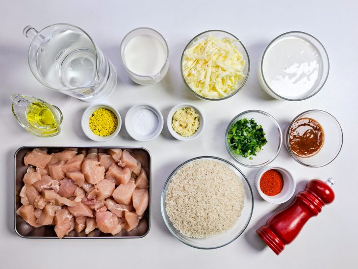 ingredientes para preparo de arroz cremoso de frango separados.