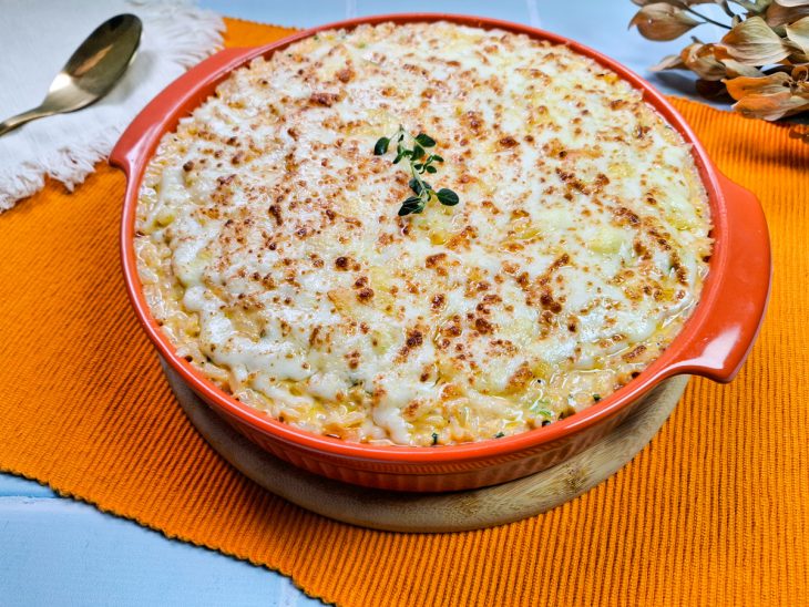 arroz cremoso de frango com queijo gratinado finalizado e servido.
