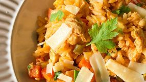 Arroz com frango e legumes