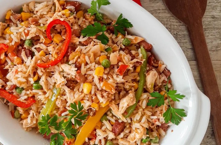 Arroz com frango e pimentões