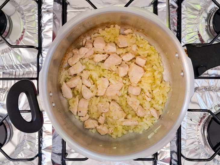 Cebola adicionada na panela.