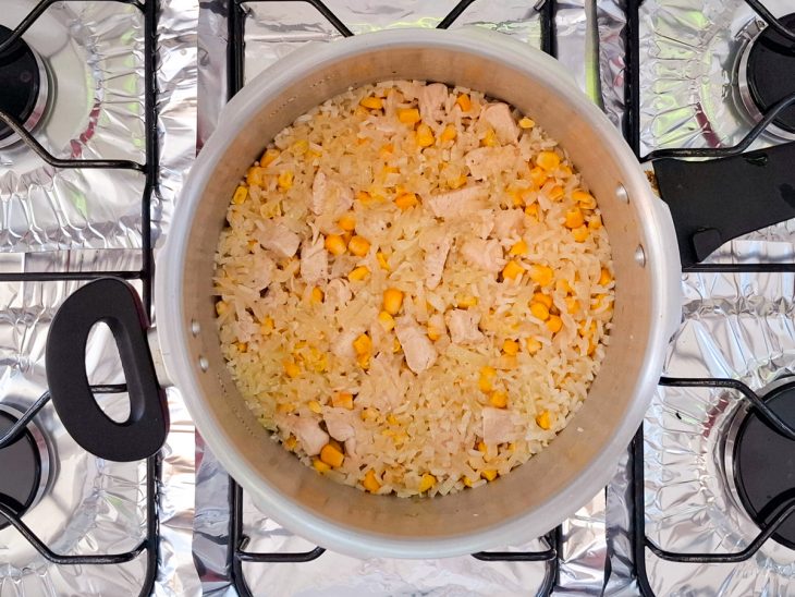 Ingredientes cobertos por água na panela.
