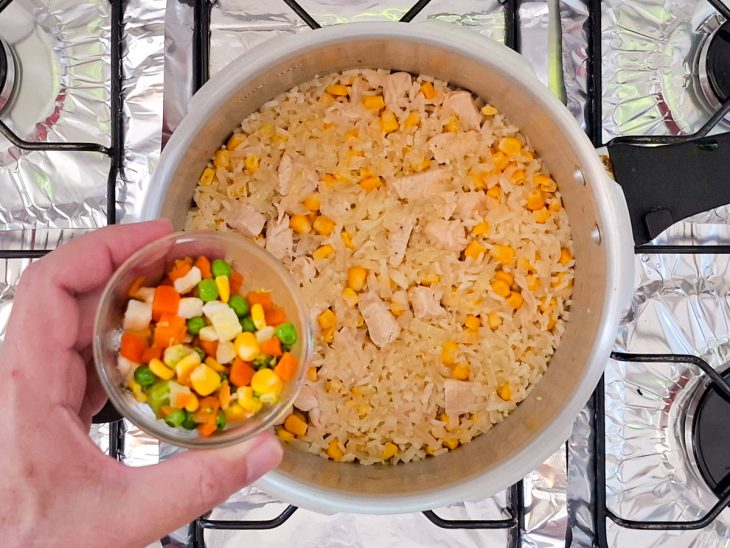 Seleta de legumes adicionada na panela.